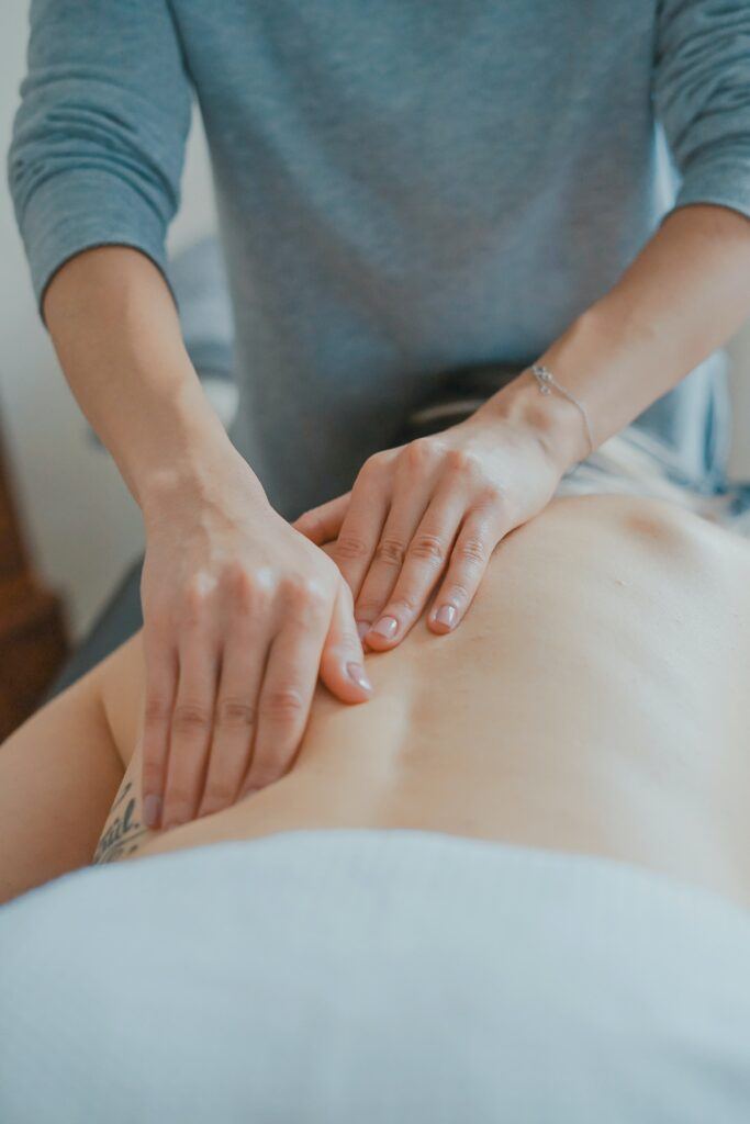 Un bon massage anti-stress pour participer à la disparition des douleurs de dos
